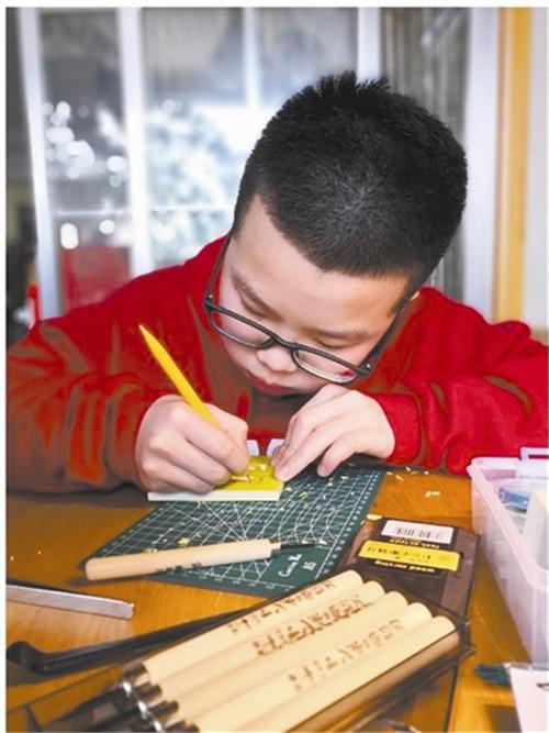 中國僑網(wǎng)鄭力行在搞小發(fā)明