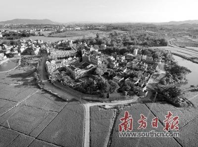 中國(guó)僑網(wǎng)開(kāi)平塘口鎮(zhèn)通過(guò)現(xiàn)代化運(yùn)營(yíng)模式吸引了越來(lái)越多的游客。南方日?qǐng)?bào)記者 肖雄 攝