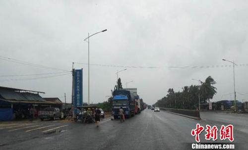 中國(guó)僑網(wǎng)車輛因臺(tái)風(fēng)致瓊州海峽停航而滯留 梁秋川 攝