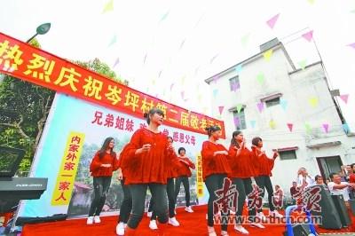 中國僑網清新區(qū)龍頸鎮(zhèn)岑坪村“外嫁女”返鄉(xiāng)自編節(jié)目獻愛老人。賀歡 攝