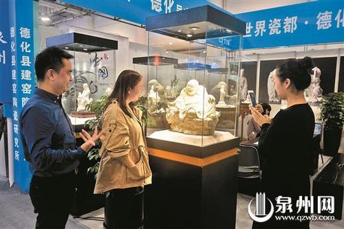 中國僑網(wǎng) 泉州展區(qū)參觀者絡繹不絕