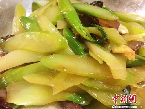 中國僑網(wǎng)廣式臘肉炒沖蔞粗梗芥蘭 李曉春 攝