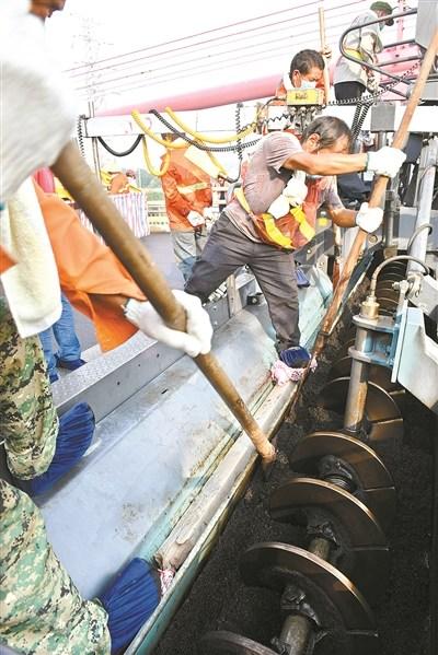 中國僑網(wǎng)環(huán)氧瀝青混凝土攤鋪技術(shù)作業(yè)現(xiàn)場(chǎng)。