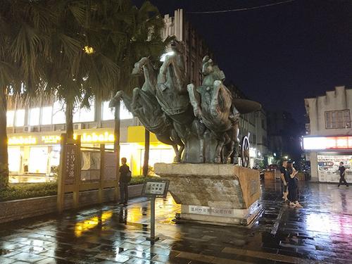 中國僑網(wǎng)溫州五馬街夜景 本文圖為復(fù)旦大學(xué)新聞學(xué)院 江健 圖