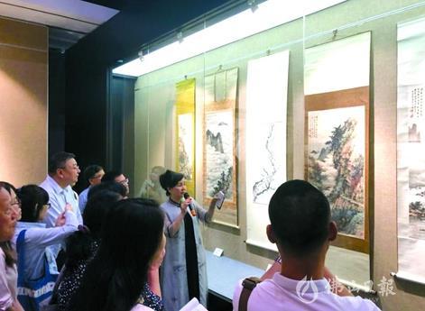 中國僑網(wǎng)黃湘詅向觀眾介紹“白云雙甲故鄉(xiāng)情——黃君璧黃湘詅父女作品聯(lián)展”。