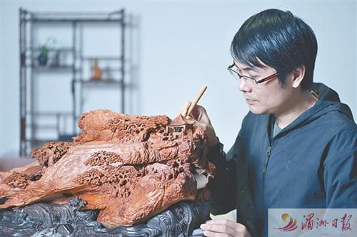 中國(guó)僑網(wǎng)圖為林建軍正在進(jìn)行木雕創(chuàng)作。