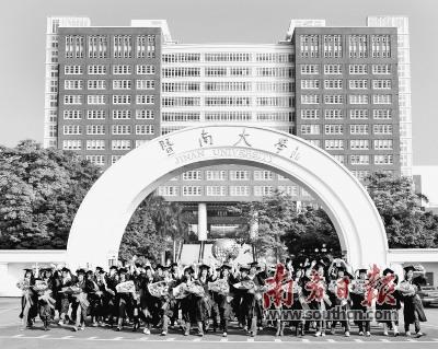 中國僑網(wǎng) 暨南大學已經(jīng)培養(yǎng)了來自世界170多個國家和地區(qū)的30多萬人才。 暨南大學供圖