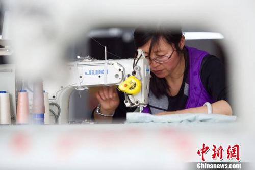 中國(guó)僑網(wǎng)楊永智在海門疊石橋家紡工廠內(nèi)拍攝的作品 楊永智 攝