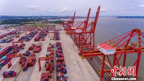 中國僑網(wǎng)圖為航拍海南洋浦港 駱云飛 攝