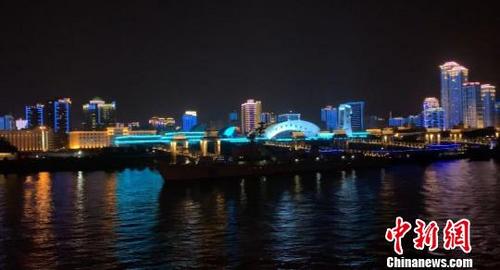 中國僑網(wǎng)圖為游客登上知音號欣賞長江燈光秀 武一力 攝