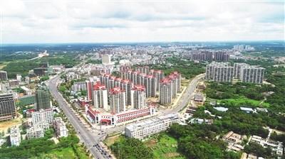 中國(guó)僑網(wǎng)俯瞰文昌城區(qū)。 本報(bào)記者 李佳飛 特約記者 黃良策 攝