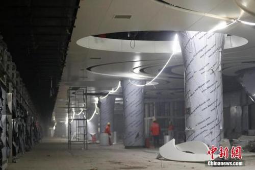 中國(guó)僑網(wǎng)資料圖:工人在北京軌道交通新機(jī)場(chǎng)線草橋站內(nèi)施工。中新社記者 富田 攝