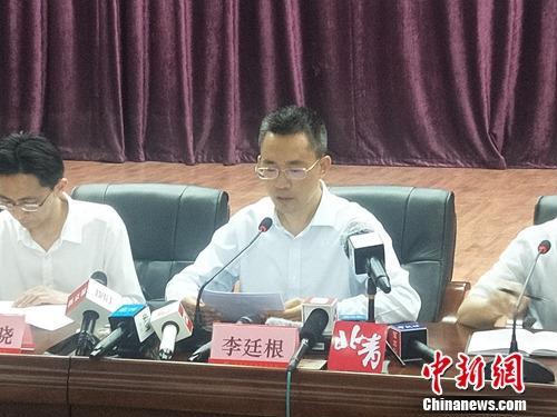 中國(guó)僑網(wǎng)宜賓市人民政府秘書長(zhǎng)李廷根發(fā)布相關(guān)數(shù)據(jù)。中新社記者 何浠 攝。