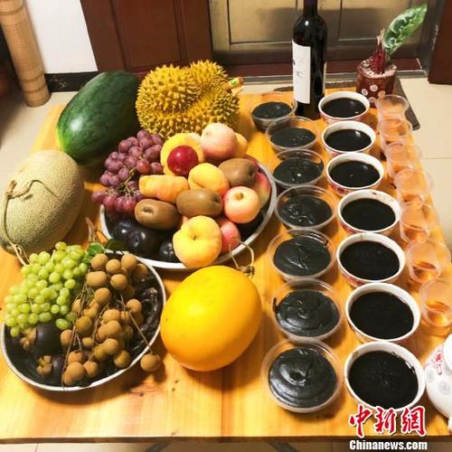 中國僑網(wǎng)白沙鎮(zhèn)一家庭舉行的慕仙儀式 李曉春 攝