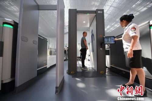 中國僑網(wǎng)全新采用的毫米波人身檢查儀,可快速通過 姬東 攝