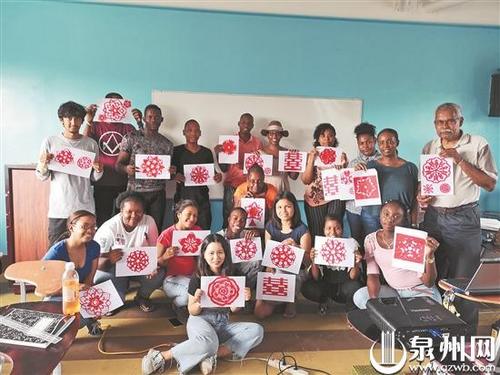 中國(guó)僑網(wǎng)林巧玲教學(xué)生窗花藝術(shù)