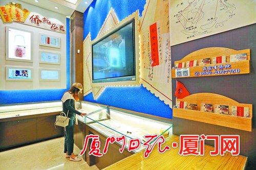 中國僑網(wǎng)廈門市民參觀僑批展廳(《廈門日報》/王協(xié)云 攝)