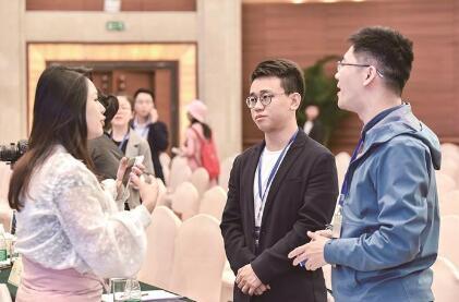 中國(guó)僑網(wǎng)海歸們交流創(chuàng)新創(chuàng)業(yè)經(jīng)驗(yàn)(《深圳僑報(bào)》/柯東波 圖)