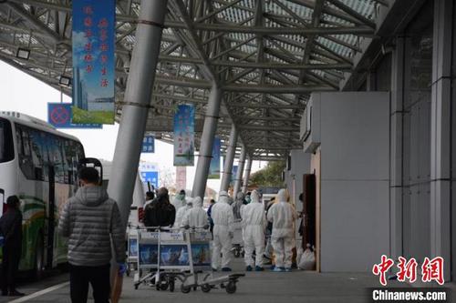 中國僑網(wǎng)青田服務(wù)組人員在出口處與機(jī)場人員對接,安排相應(yīng)人員車輛將華僑接回青田進(jìn)行集中隔離安置 舒旭影 攝