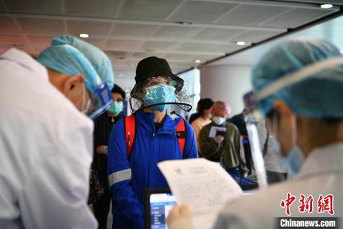 中國(guó)僑網(wǎng)圖為入境人員排隊(duì)等候 劉冉陽(yáng) 攝