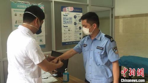 中國僑網(wǎng)被強行送到醫(yī)院接受治療 季晨曦 攝