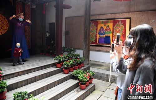 中國(guó)僑網(wǎng)泉州市提線木偶戲傳承保護(hù)中心青年演員蔡思雅表演提線木偶防疫短劇《爭(zhēng)做文明泉州人》?!⒖筛z