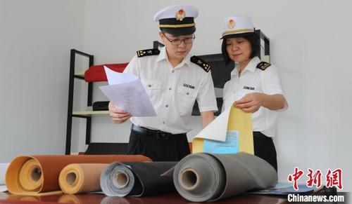 中國僑網(wǎng)廣州海關(guān)所屬花都海關(guān)關(guān)員到企業(yè)調(diào)研復工復產(chǎn)情況,宣講AEO政策 劉甜寧 攝