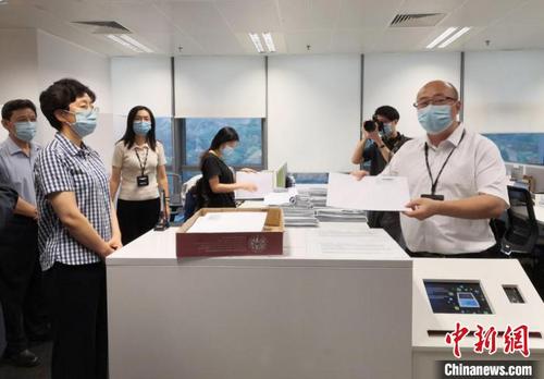 中國僑網(wǎng)圖為重慶市委統(tǒng)戰(zhàn)部部長李靜深入企業(yè)走訪調(diào)研?!±顙I 攝