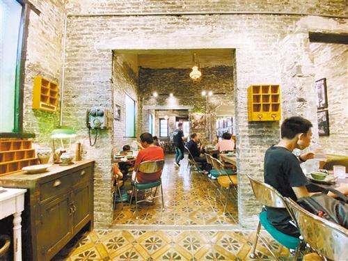 中國僑網(wǎng)啟明里食飯公司餐廳內(nèi)部保留著房子原本的結(jié)構(gòu)。