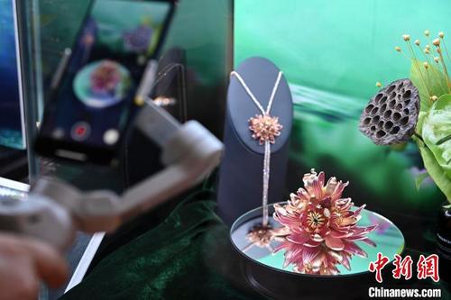 中國僑網(wǎng)“七蒂瑞蓮”珠寶作品首次展出 陳驥旻 攝