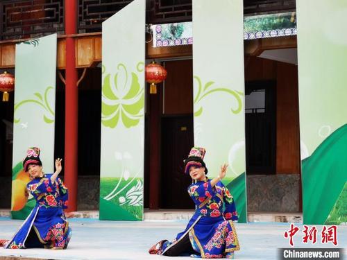 中國僑網(wǎng)石椅羌寨羌族歌舞表演。 單鵬 攝