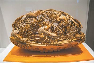 中國僑網潮州非遺作品木雕通雕蝦蟹簍。 廣州日報全媒體記者蘇韻樺 攝