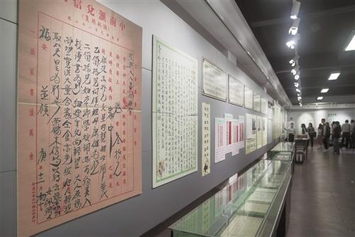 中國僑網(wǎng)汕頭僑批文物館館藏近12萬件僑批 羊城晚報記者 宋金峪 攝