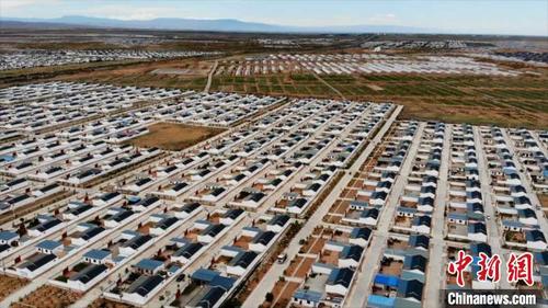 中國僑網(wǎng)2020年8月航拍的武威市古浪縣黃花灘生態(tài)移民區(qū)富民新村。(資料圖) 李亞龍 攝