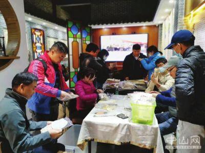 中國僑網(wǎng)本土歷史文化愛好者連續(xù)兩日來僑房協(xié)助清理這批舊時(shí)文書。李瑋瑋 攝