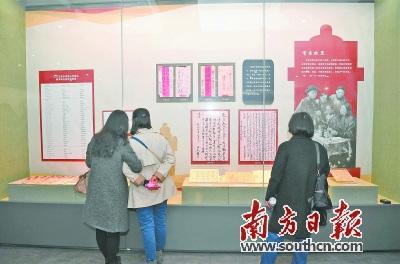 中國(guó)僑網(wǎng)“家國(guó)情懷寄尺素——江門五邑銀信(僑批)專題展”吸引市民參觀。楊興樂 攝