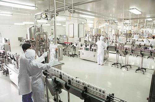 中國僑網(wǎng)拉芳家化的生產(chǎn)車間內(nèi),有多條自動化生產(chǎn)線正馬力全開“趕工”