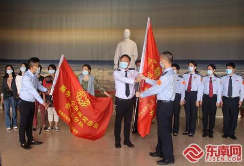 中國(guó)僑網(wǎng)黨員突擊隊(duì)啟動(dòng)授旗儀式現(xiàn)場(chǎng) 東南網(wǎng)記者 李霖 攝