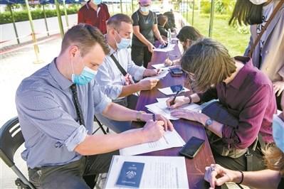 中國僑網(wǎng)來自美國的安德魯在填寫表格。廣州日報全媒體記者李波攝