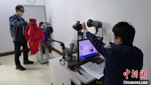 中國(guó)僑網(wǎng)浙江溫州甌海民警為小華僑拍攝證件照 鐘盈盈 攝