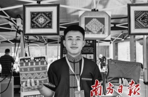 中國僑網(wǎng)來自清遠(yuǎn)的瑤繡傳承人展示文創(chuàng)產(chǎn)品。南方日?qǐng)?bào)記者 金鏑 攝