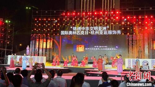 中國(guó)僑網(wǎng)服飾秀現(xiàn)場(chǎng)。 錢晨菲 攝