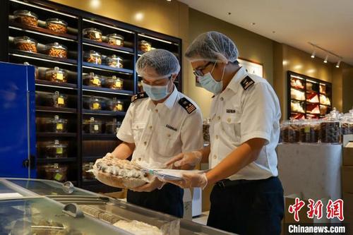 中國僑網(wǎng)廣州海關(guān)所屬肇慶海關(guān)關(guān)員對(duì)出口“佛跳墻”進(jìn)行查驗(yàn) 關(guān)悅 攝