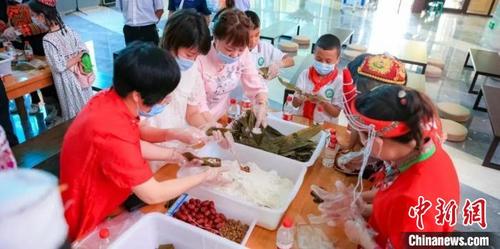 中國僑網(wǎng)體驗包粽子過端午 施錦楓 攝
