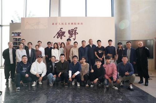 中國僑網(wǎng)話劇《原野》主創(chuàng)合影 史春陽 攝