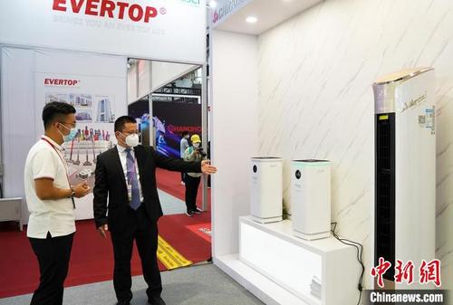 中國(guó)僑網(wǎng)廣東志高空調(diào)有關(guān)負(fù)責(zé)人向采購(gòu)商介紹空調(diào)產(chǎn)品 程景偉 攝