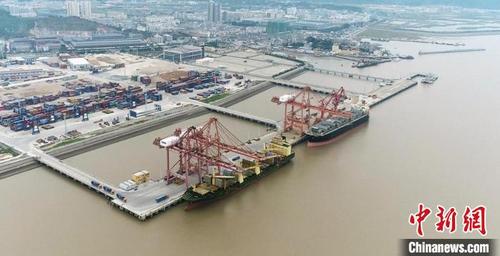 中國僑網(wǎng)浙江玉環(huán)大麥嶼港區(qū) 蔣巍 攝