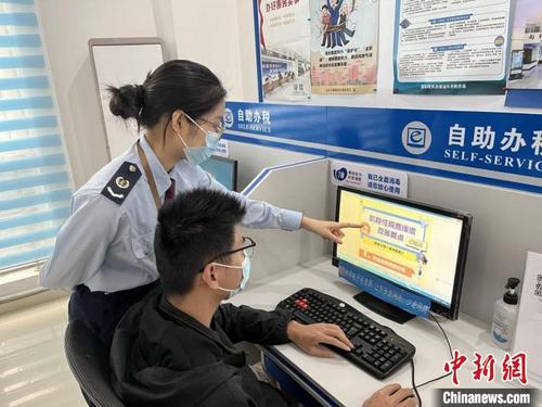 中國僑網(wǎng) 圖為汕頭市潮南區(qū)稅務(wù)局專人輔導(dǎo)企業(yè)在電子稅務(wù)局辦理緩稅。 岳瑞軒 攝