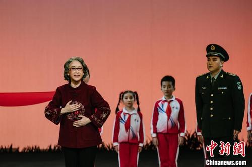 中國僑網(wǎng)潮劇《大山里的國旗》在廣州友誼劇院正式首演 映洲 攝