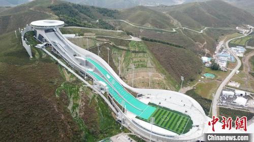 中國僑網(wǎng)航拍國家跳臺滑雪中心“雪如意”。 翟羽佳 攝